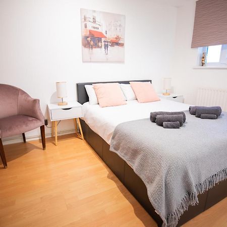 Bright And Spacious One Bedroom Apparment, Free Parking ロンドン エクステリア 写真