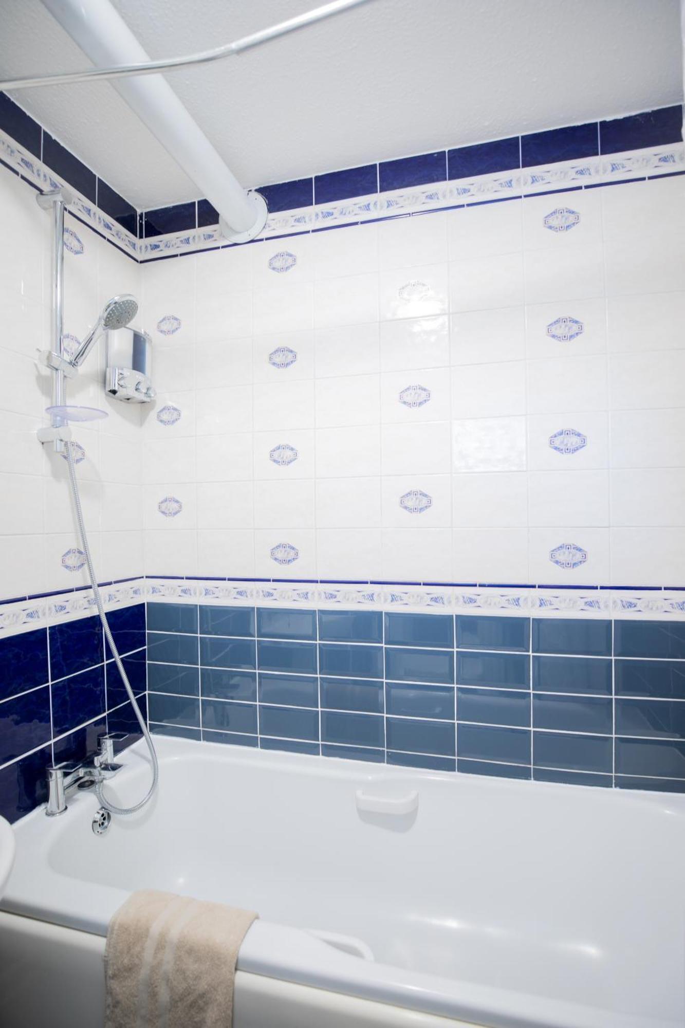 Bright And Spacious One Bedroom Apparment, Free Parking ロンドン エクステリア 写真